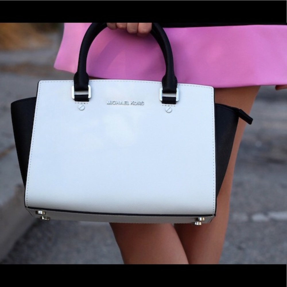 NEEDS TO GO🙌🏼 Michael Kors Large B and W Selma